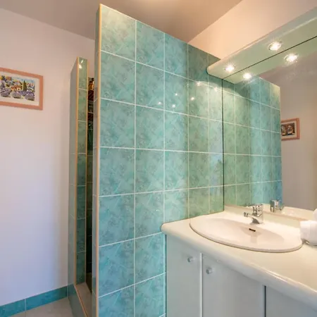 Apartment With Pool 10 Min From The *